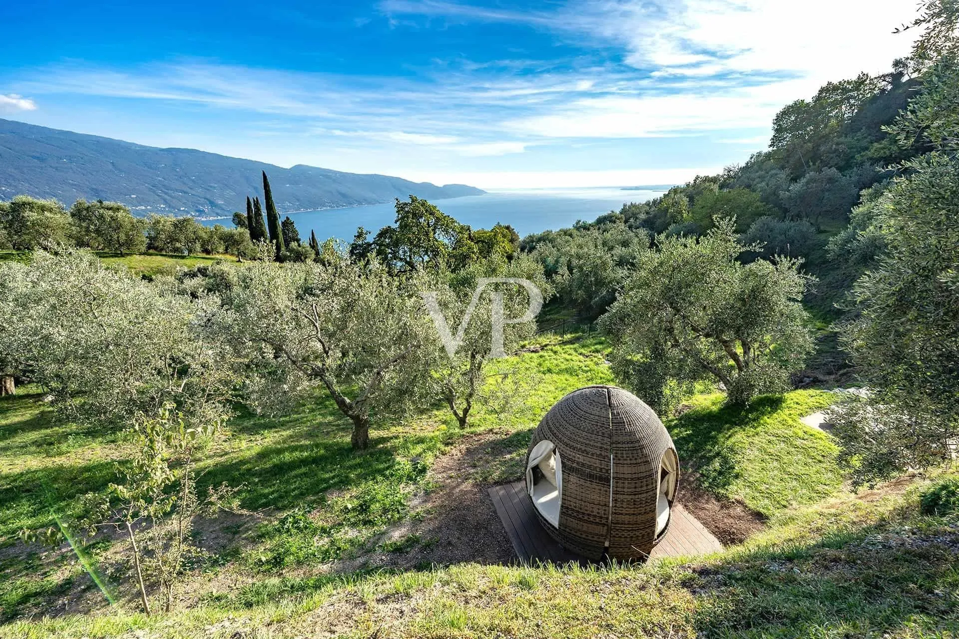 Moderne Villa mit Panoramablick auf den Gardasee, eingebettet in einem privaten Olivenhain