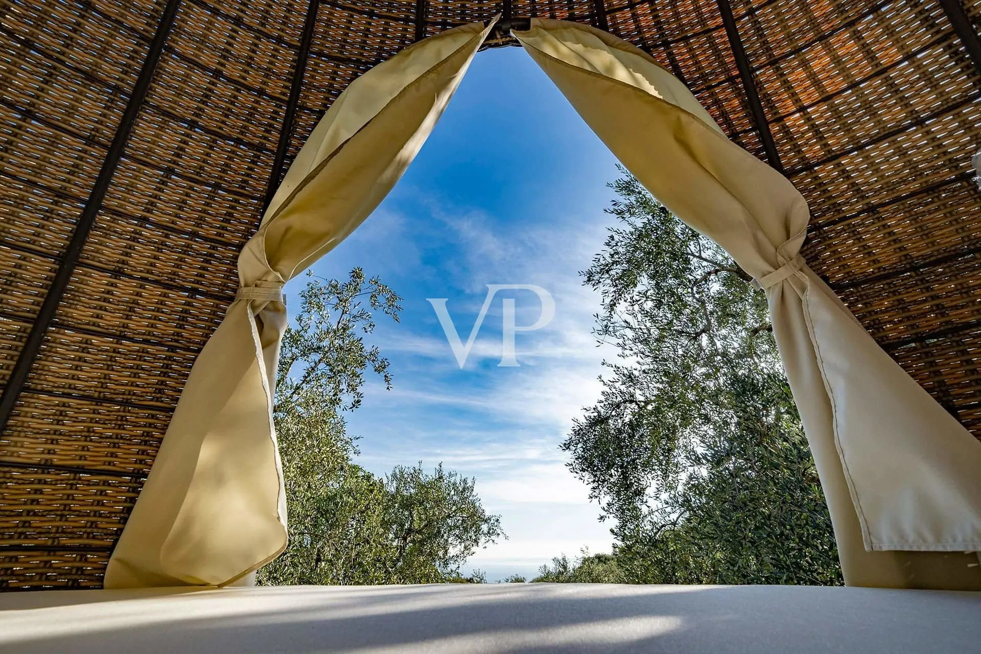 Moderne Villa mit Panoramablick auf den Gardasee, eingebettet in einem privaten Olivenhain