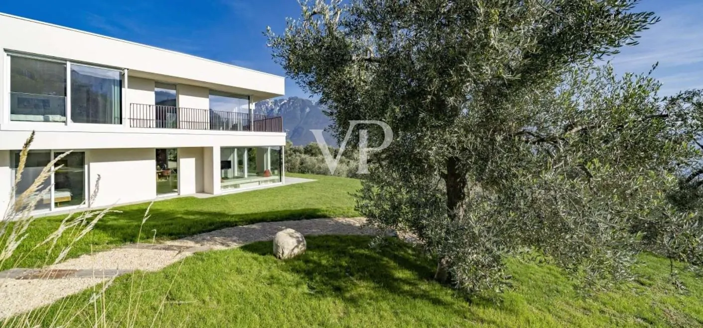 Villa contemporanea con vista panoramica sul Lago di Garda, immersa in uliveto privato