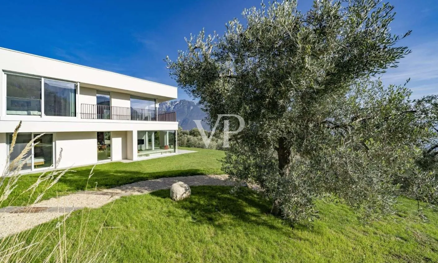 Moderne Villa mit Panoramablick auf den Gardasee, eingebettet in einem privaten Olivenhain