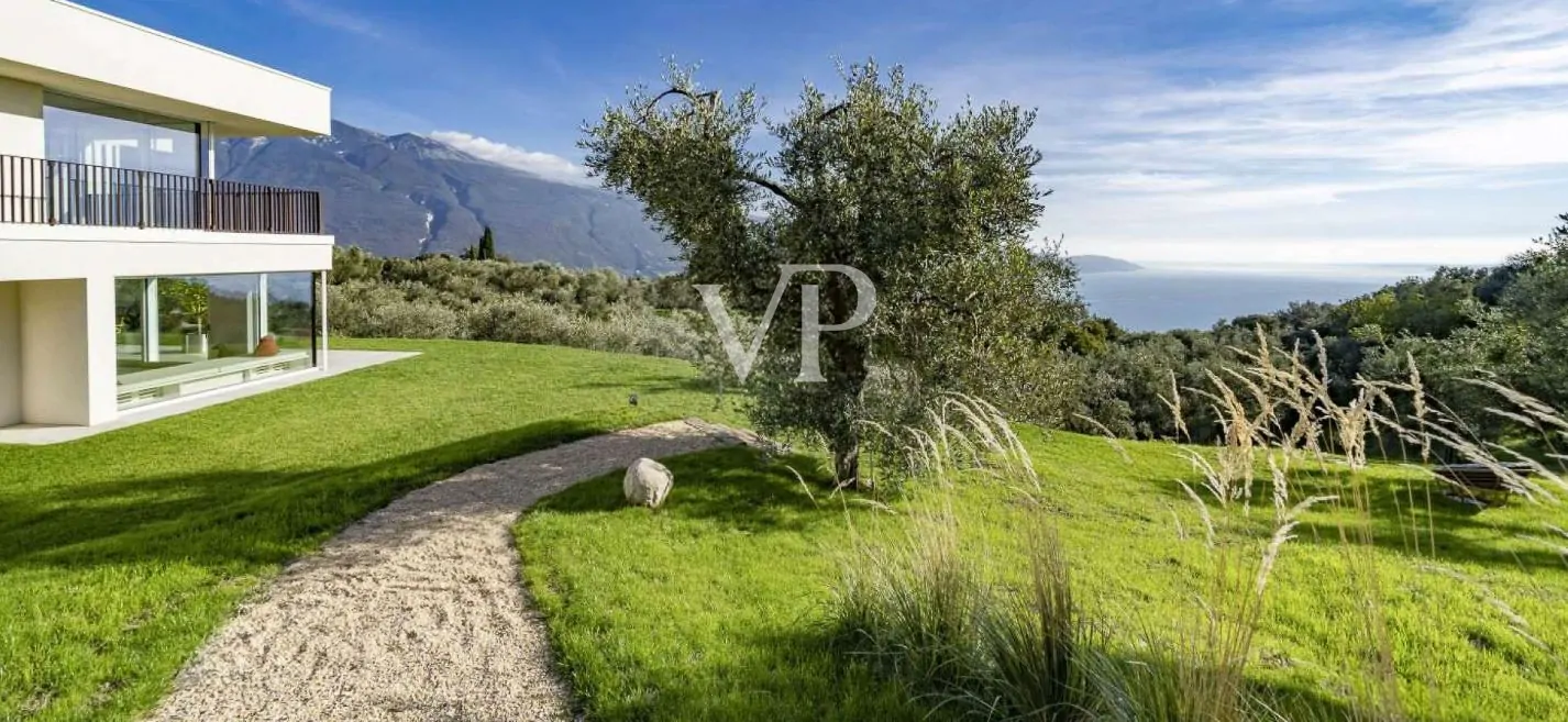 Villa contemporanea con vista panoramica sul Lago di Garda, immersa in uliveto privato