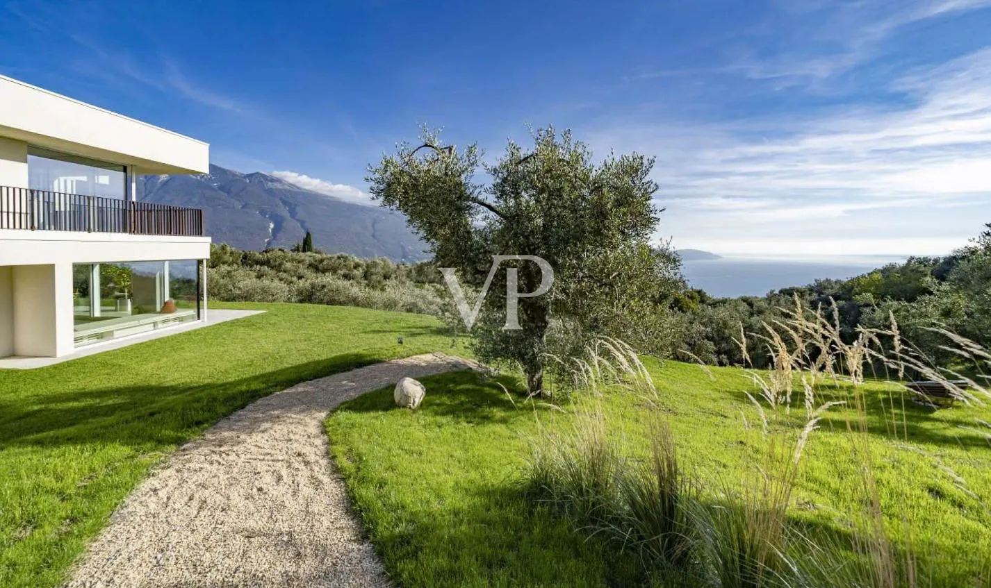Moderne Villa mit Panoramablick auf den Gardasee, eingebettet in einem privaten Olivenhain