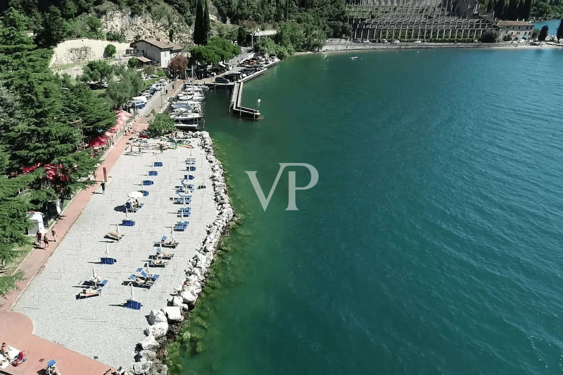 Moderne Villa mit Panoramablick auf den Gardasee, eingebettet in einem privaten Olivenhain