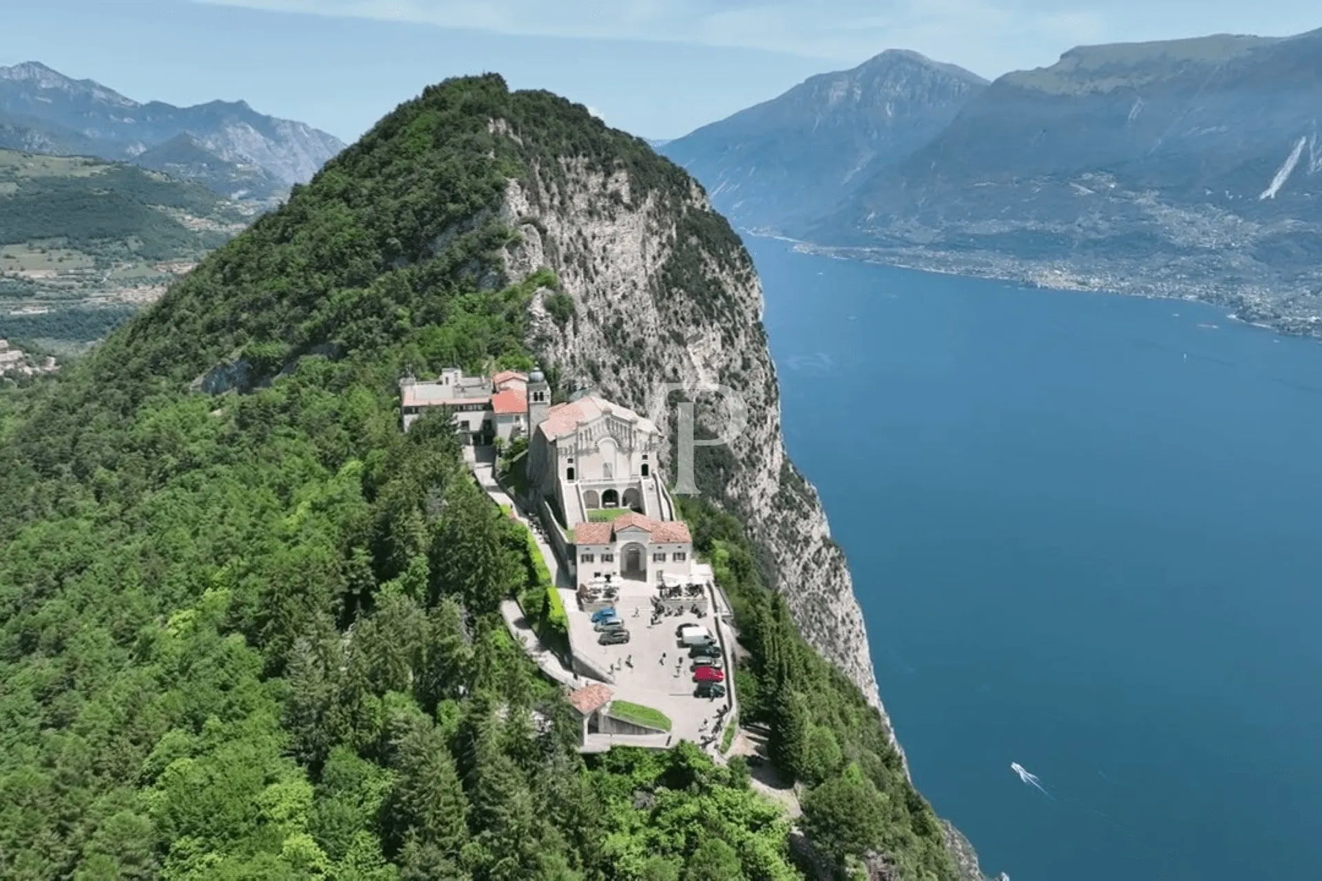 Moderne Villa mit Panoramablick auf den Gardasee, eingebettet in einem privaten Olivenhain