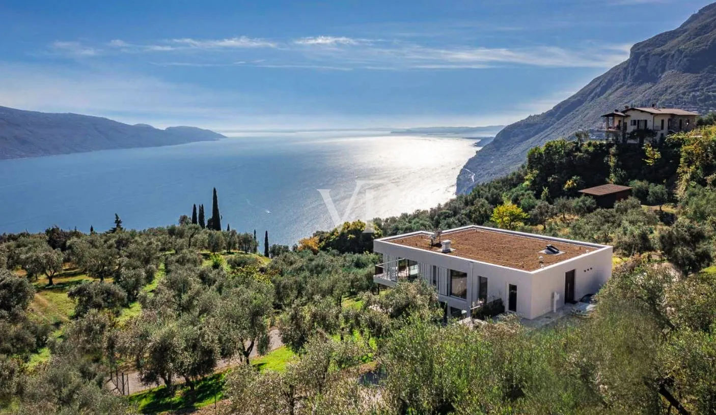 Moderne Villa mit Panoramablick auf den Gardasee, eingebettet in einem privaten Olivenhain