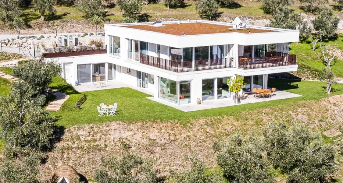 Villa contemporanea con vista panoramica sul Lago di Garda, immersa in uliveto privato