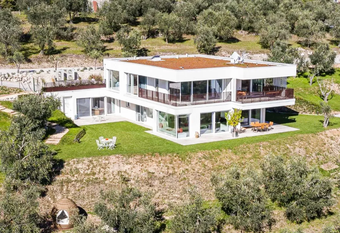 Moderne Villa mit Panoramablick auf den Gardasee, eingebettet in einem privaten Olivenhain