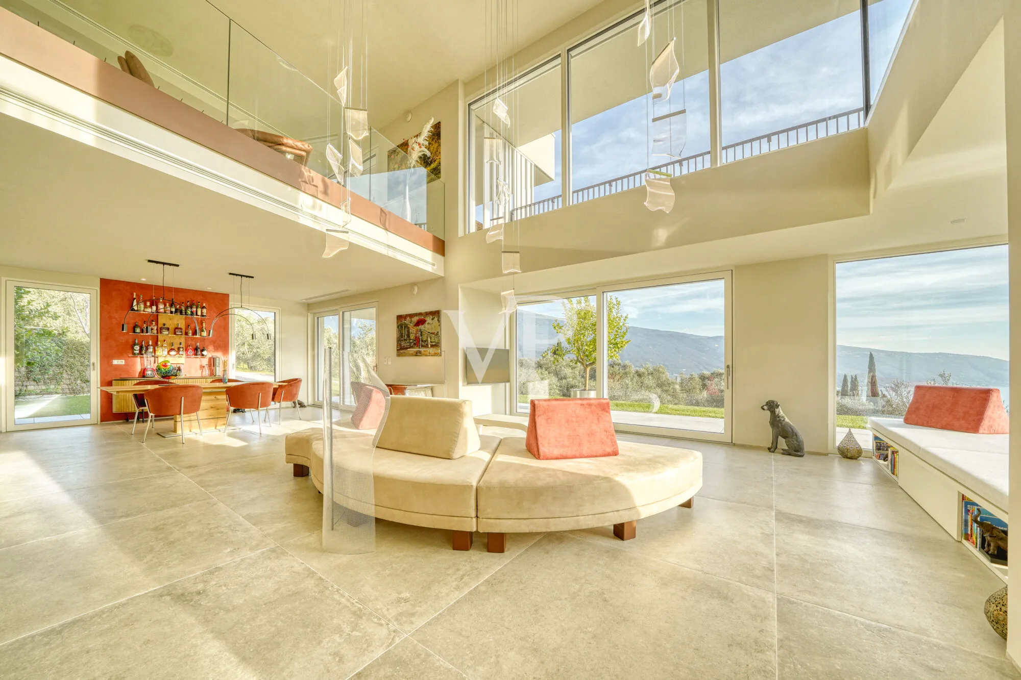 Moderne Villa mit Panoramablick auf den Gardasee, eingebettet in einem privaten Olivenhain