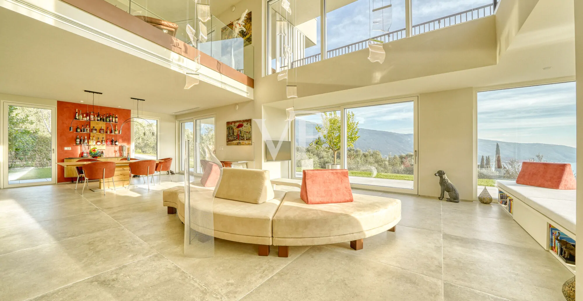 Villa contemporanea con vista panoramica sul Lago di Garda, immersa in uliveto privato