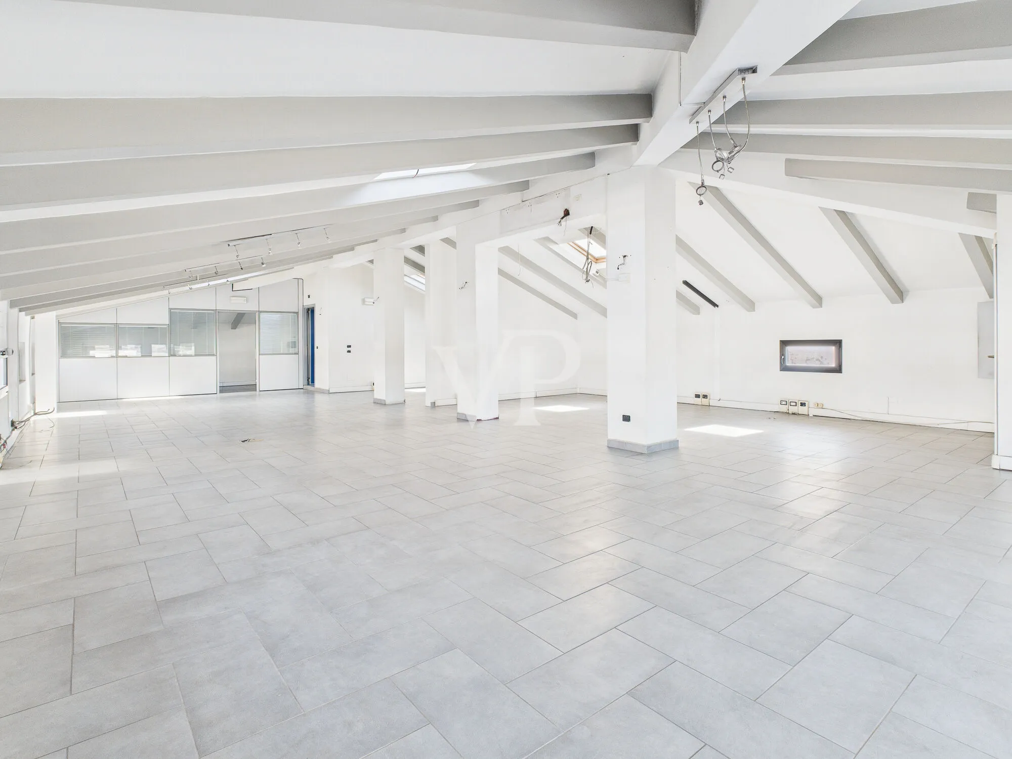 Investimento a Sirmione: area di sviluppo con posti auto in una posizione privilegiata