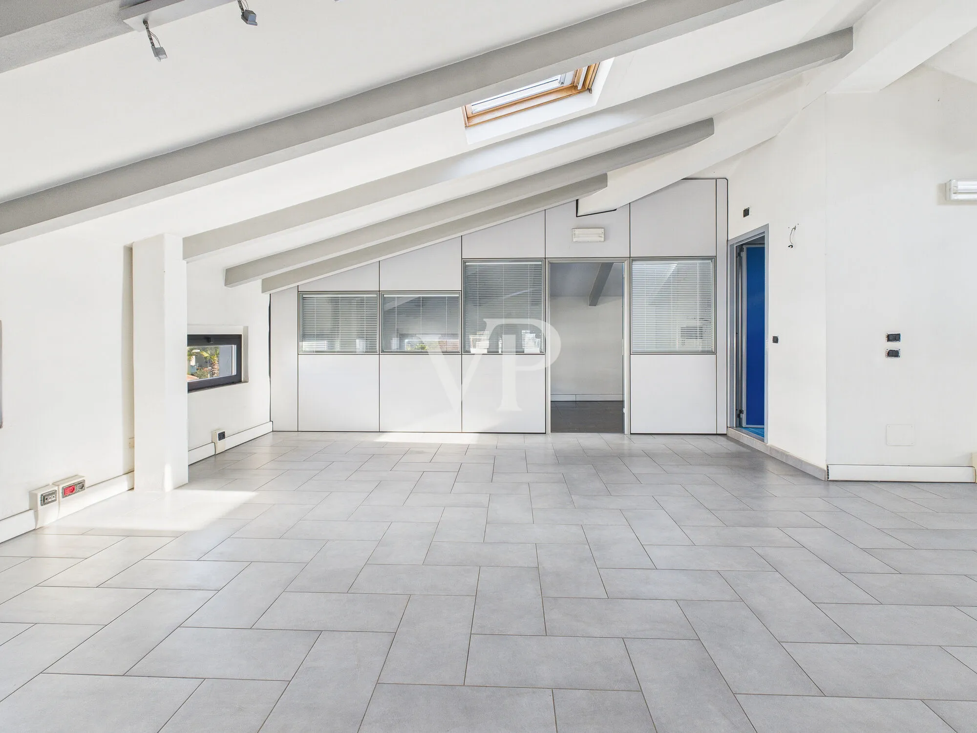 Investimento a Sirmione: area di sviluppo con posti auto in una posizione privilegiata