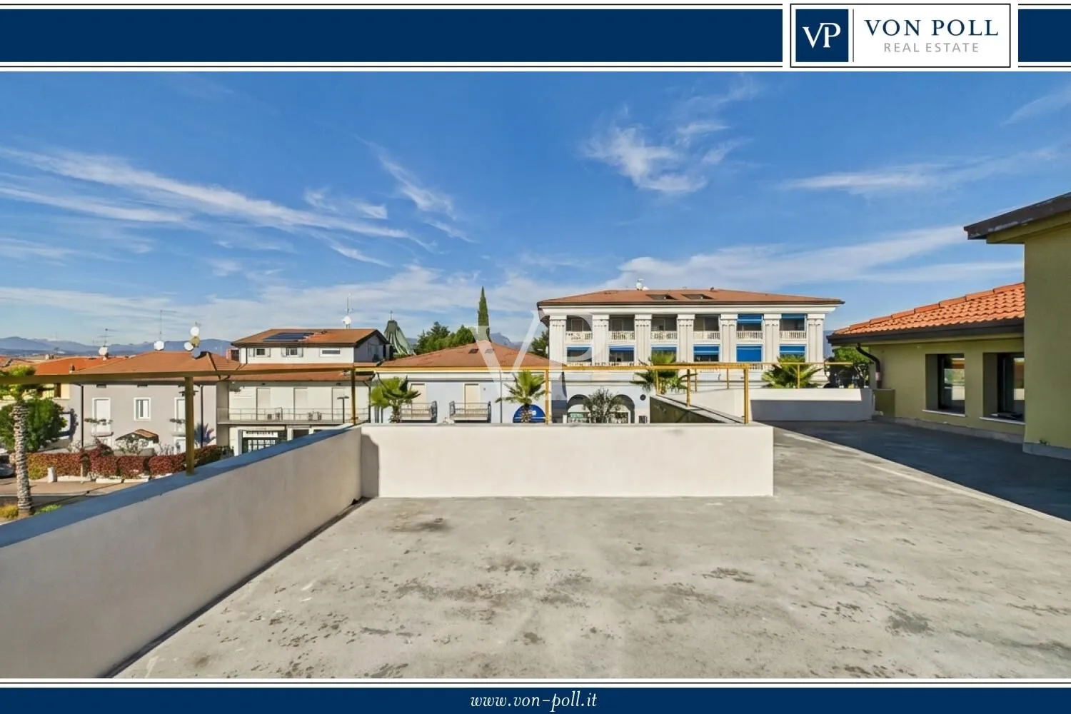 Investimento a Sirmione: area di sviluppo con posti auto in una posizione privilegiata