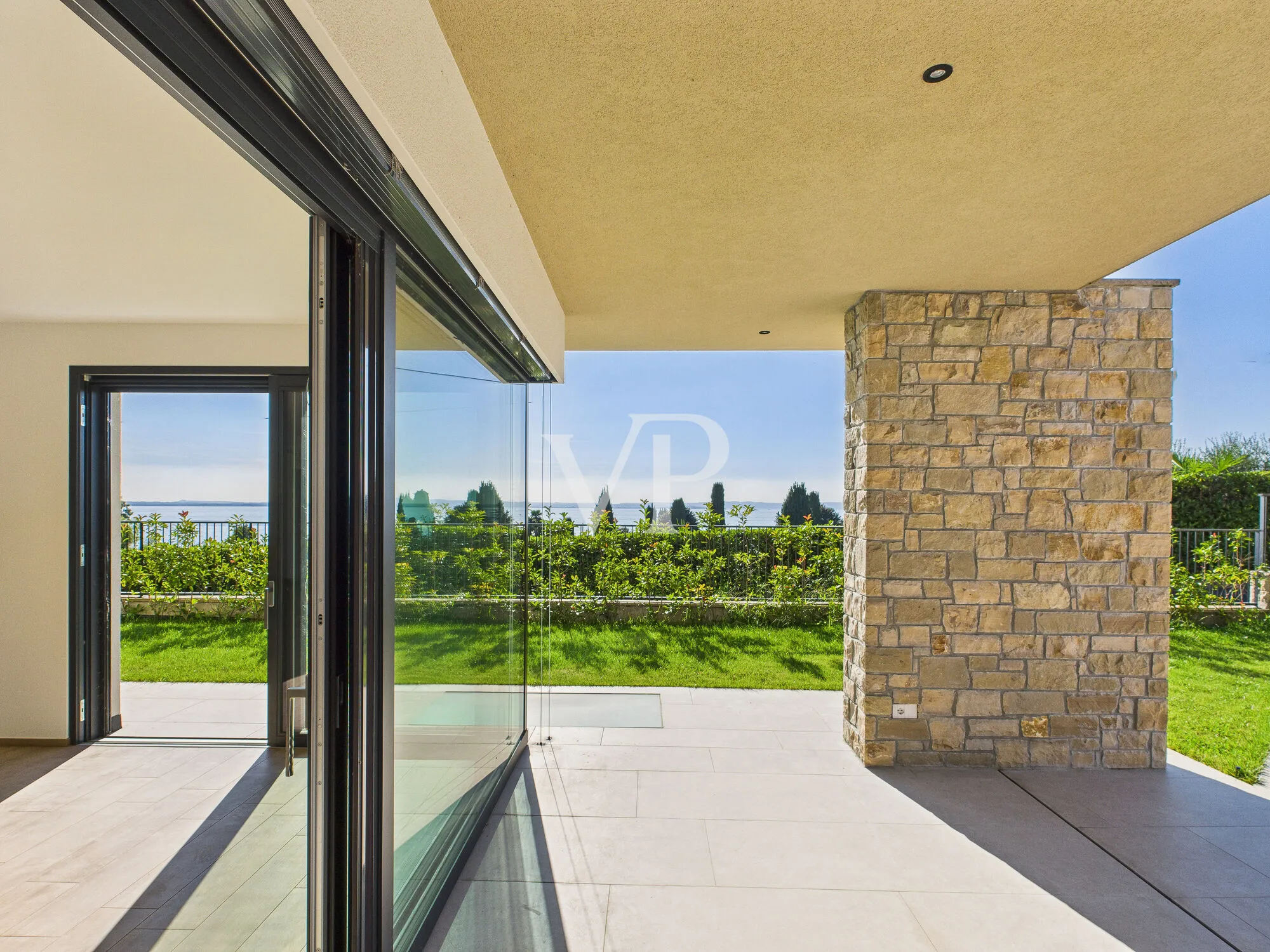 Ca' Allegra - Modern living with a lake view