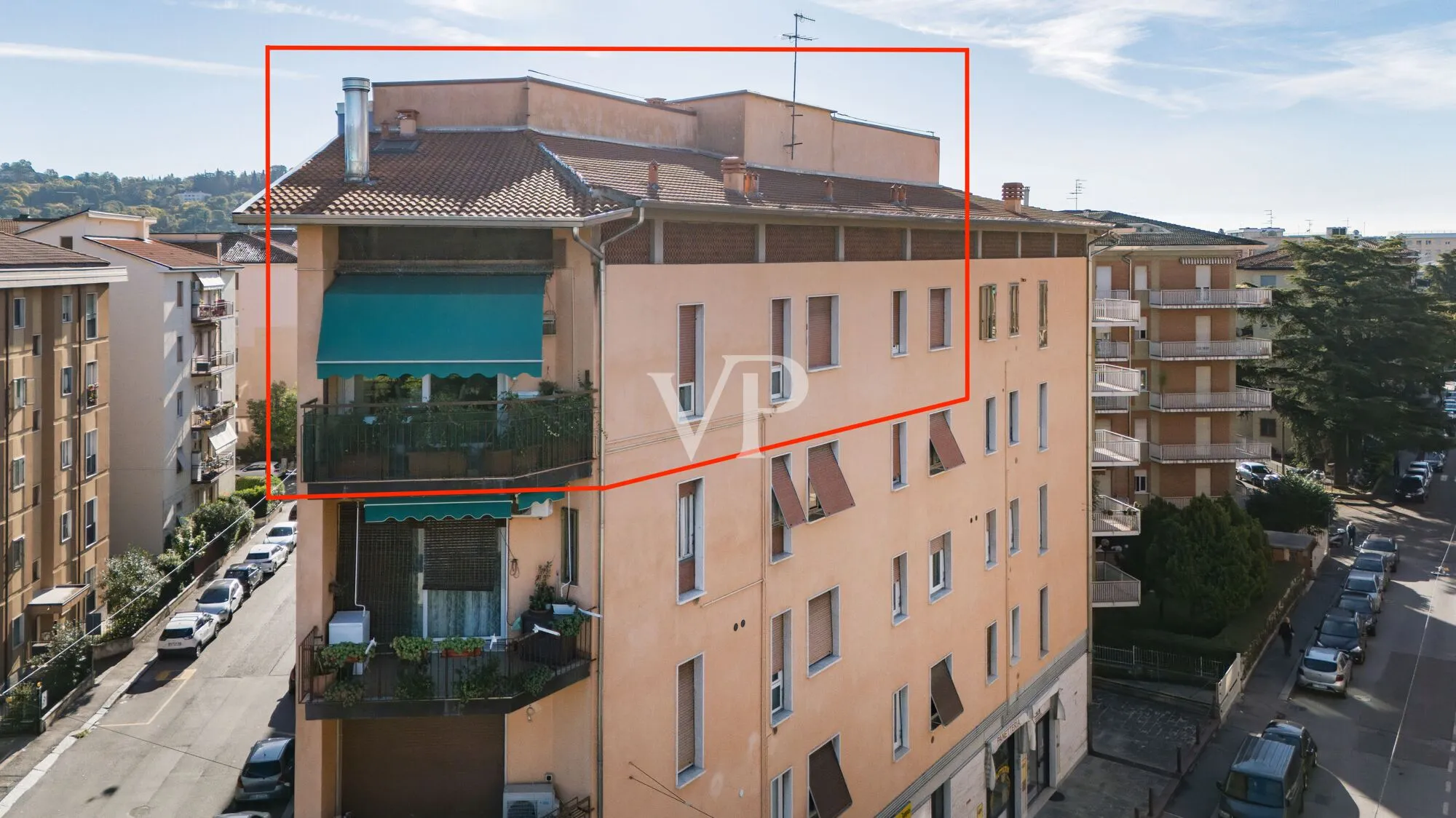 Appartamento su due piani, posto auto, terrazza panoramica