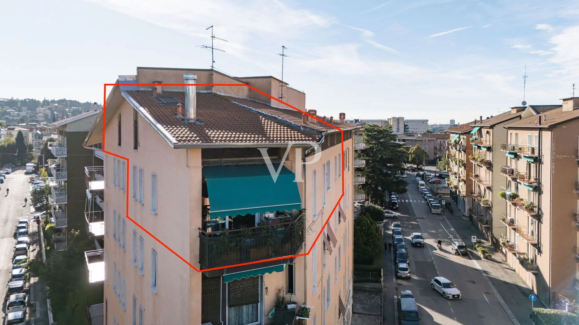 Appartamento su due piani, posto auto, terrazza panoramica
