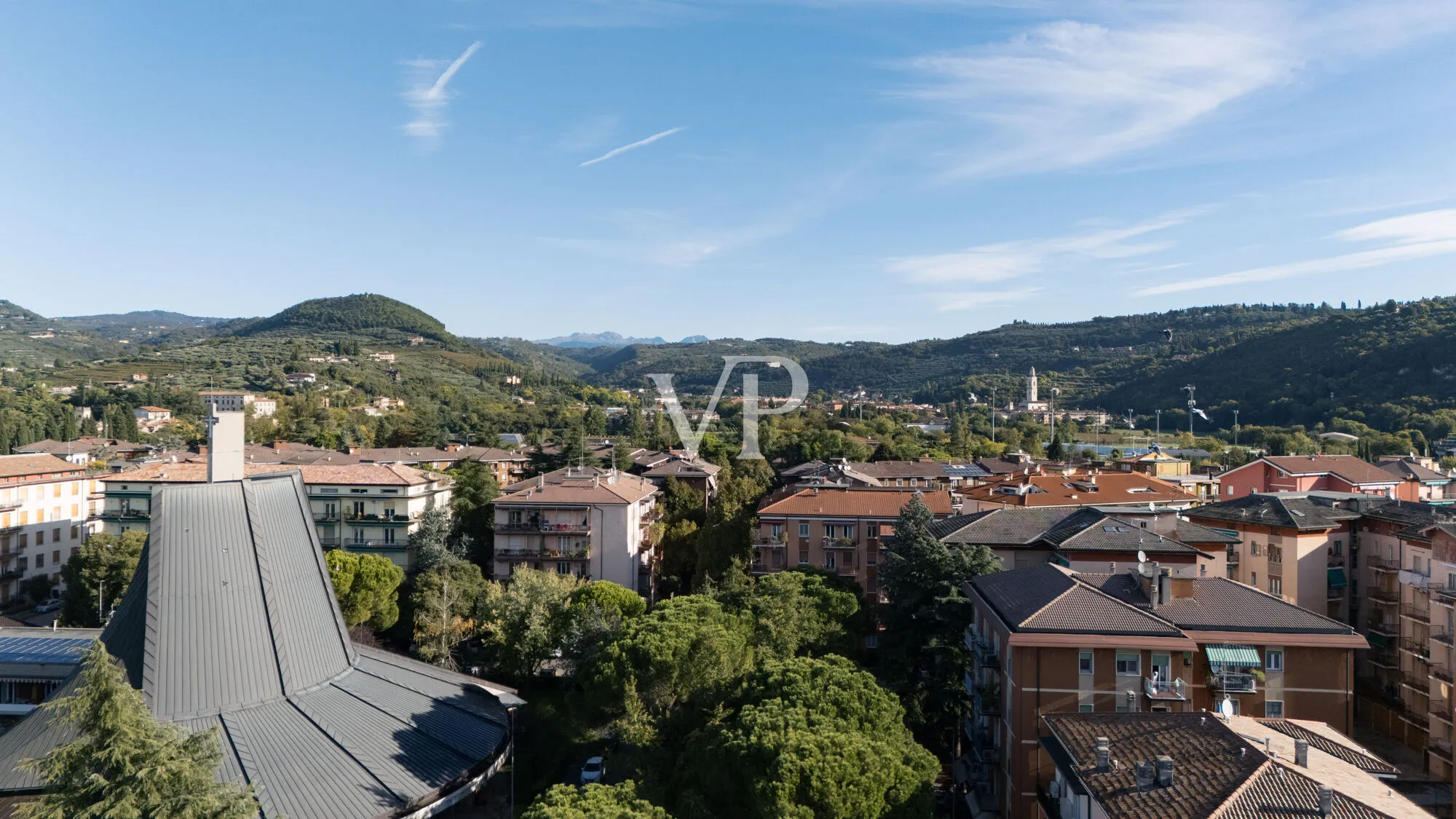 Appartamento su due piani, posto auto, terrazza panoramica
