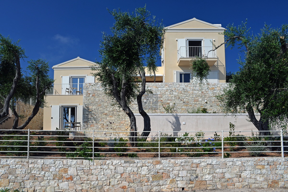 01 Villa Dinos the thouse from the road -  la maison vue  de la route