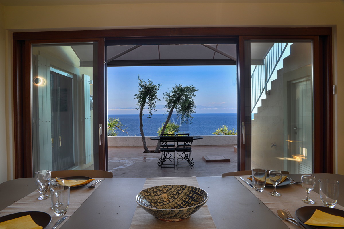 18 Villa Dinos Dining room view to terrace -   salle à manger vue de la terrasse