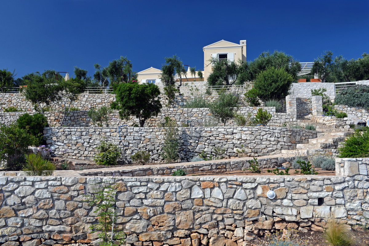 03 Villa Dinos the house from the seasid garden -  la maison vue  du jardin sur mer