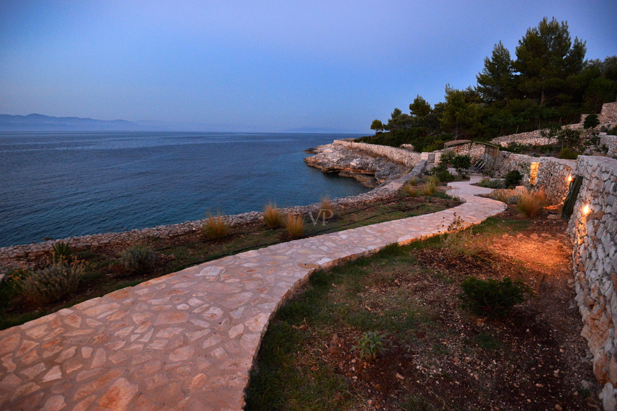 07 Villa Dinos seaside garden in the evening -  jardin devant la mer le soir