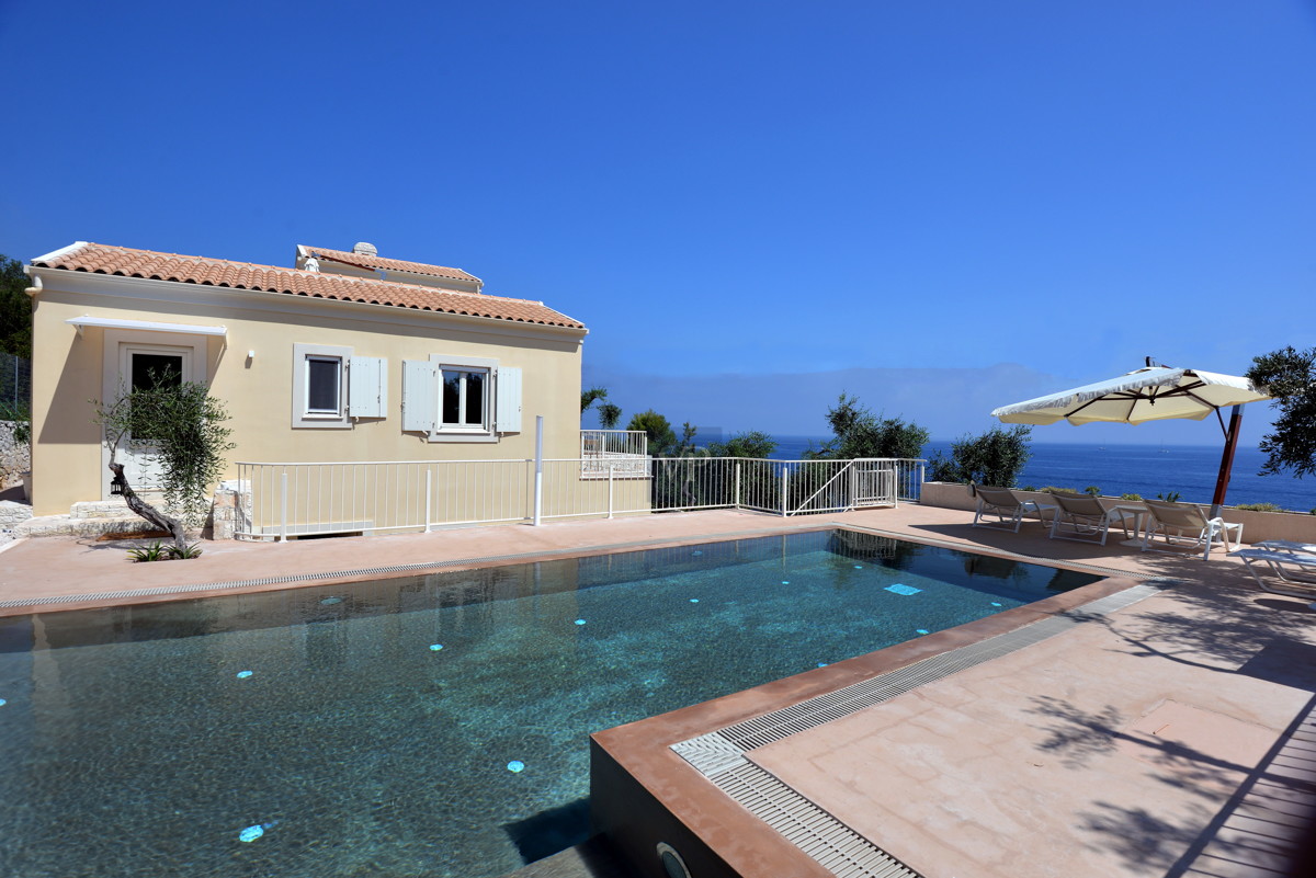 12 Villa Dinos House from the pool deck -  maison vue de la piscine