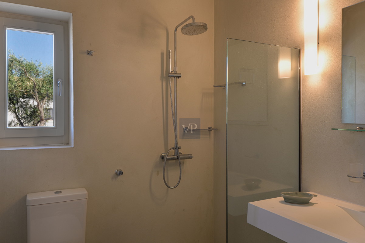 24 Villa Dinos Bedroom bathroom level 2 -   la salle de bain de la chambre à coucher niveau 2