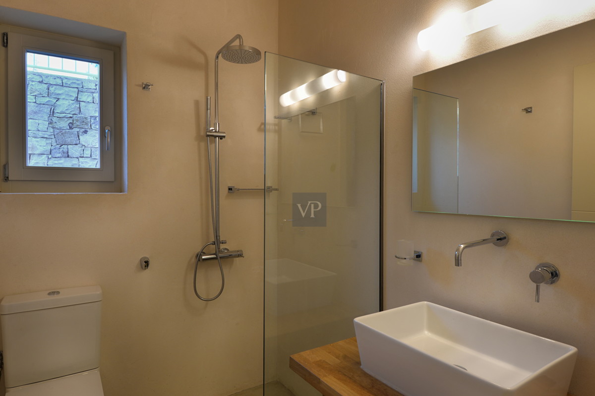 34 Villa Dinos Bedroom  level 1 bathroom-    la chambre à coucher niveau 1 salle de bain