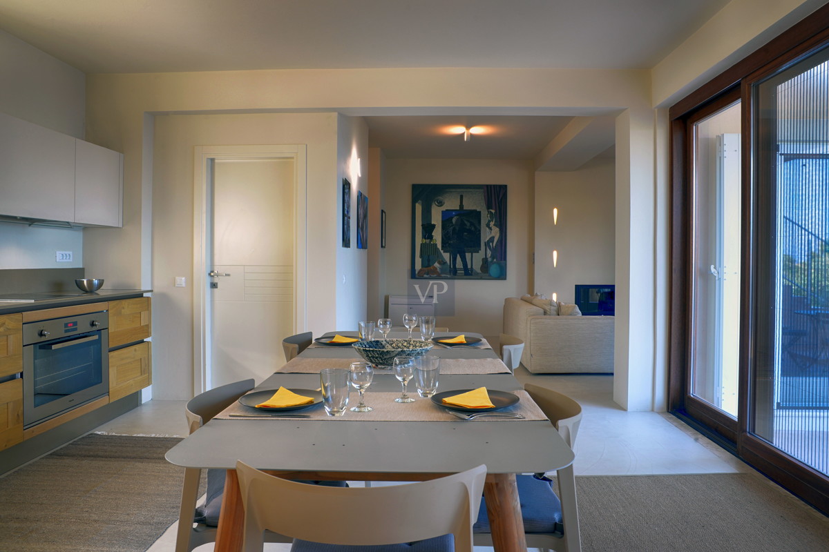 16 Villa Dinos Dining room and kitchen view towards living room-   salle à manger et cuisine vue vers le salon