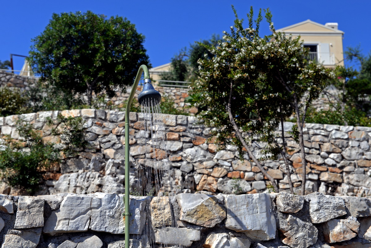 11 Villa Dinos shower in  seaside garden - douche jardin devant la mer