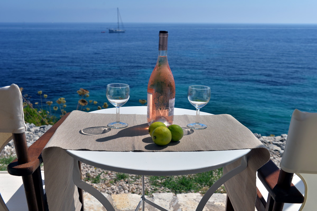 05 Villa Dinos drinks at seaside garden -  un verre dans jardin devant la mer