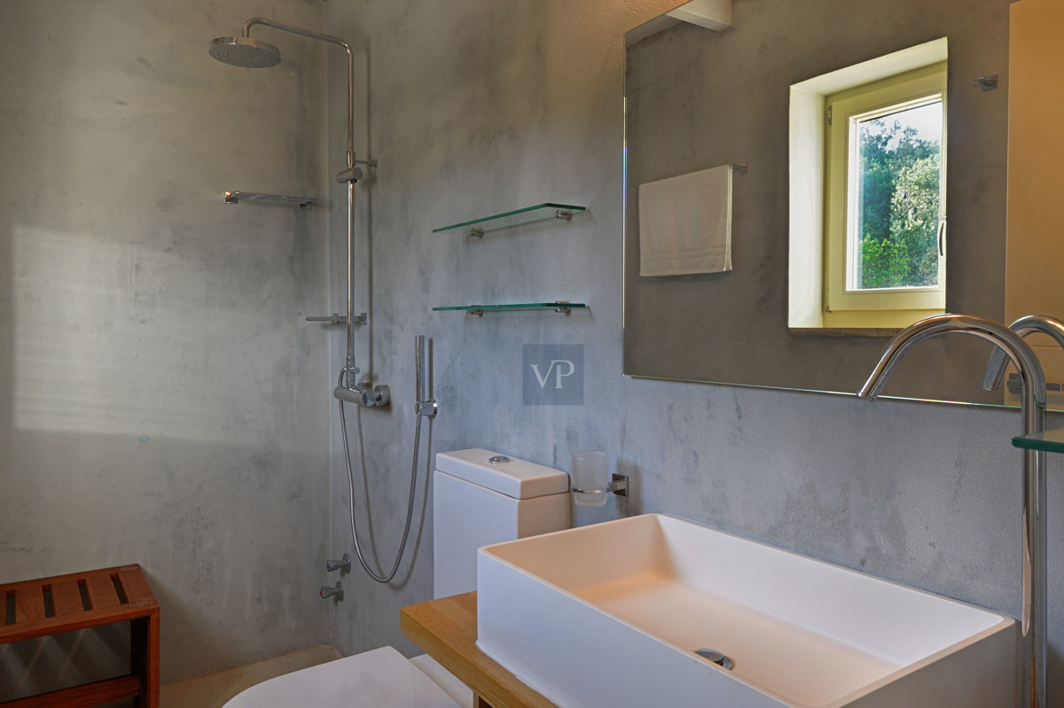 26 Villa Dinos Bedroom bathroom level 3 -   la salle de bain de la chambre à coucher niveau 3
