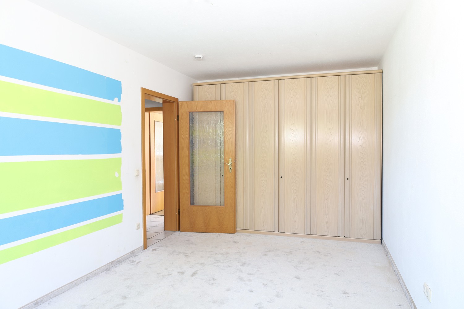 Helle 3-Zimmer-Wohnung mit 
Kachelofen, Garten und Garage