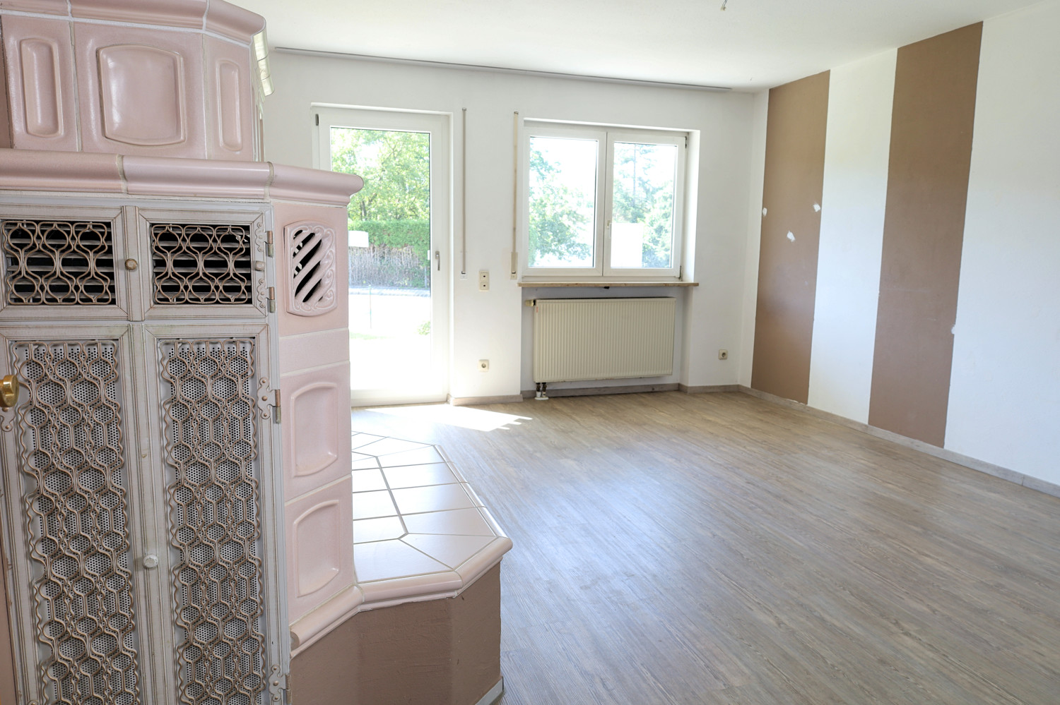 Helle 3-Zimmer-Wohnung mit 
Kachelofen, Garten und Garage
