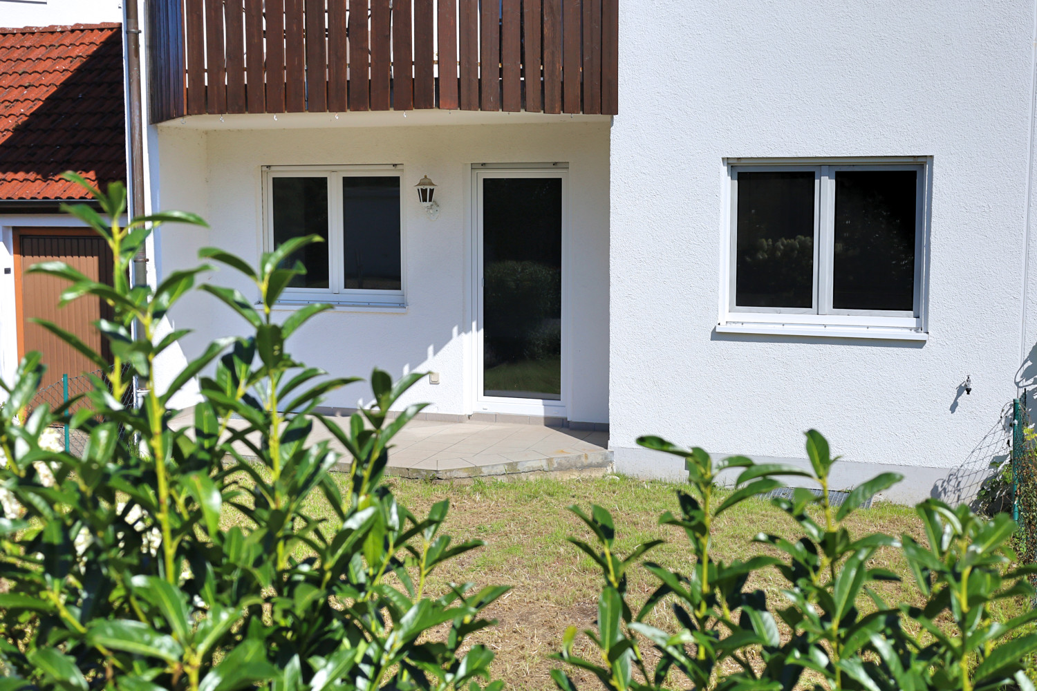Helle 3-Zimmer-Wohnung mit 
Kachelofen, Garten und Garage