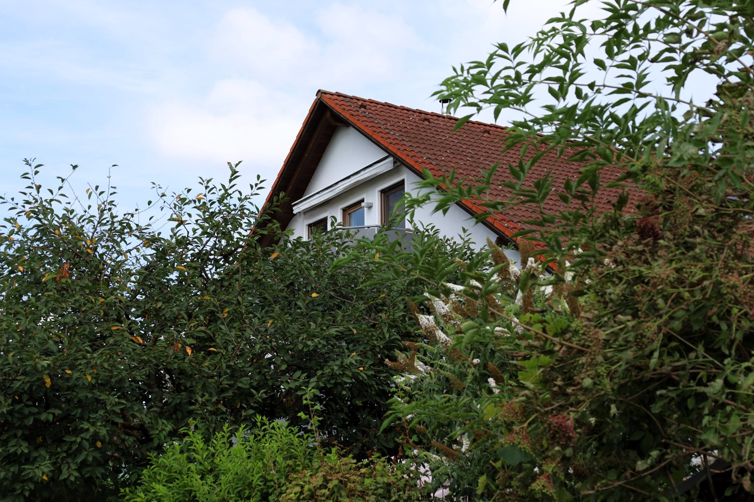 Großzügige Dachgeschosswohnung mit Balkon und Tiefgaragenstellplatz