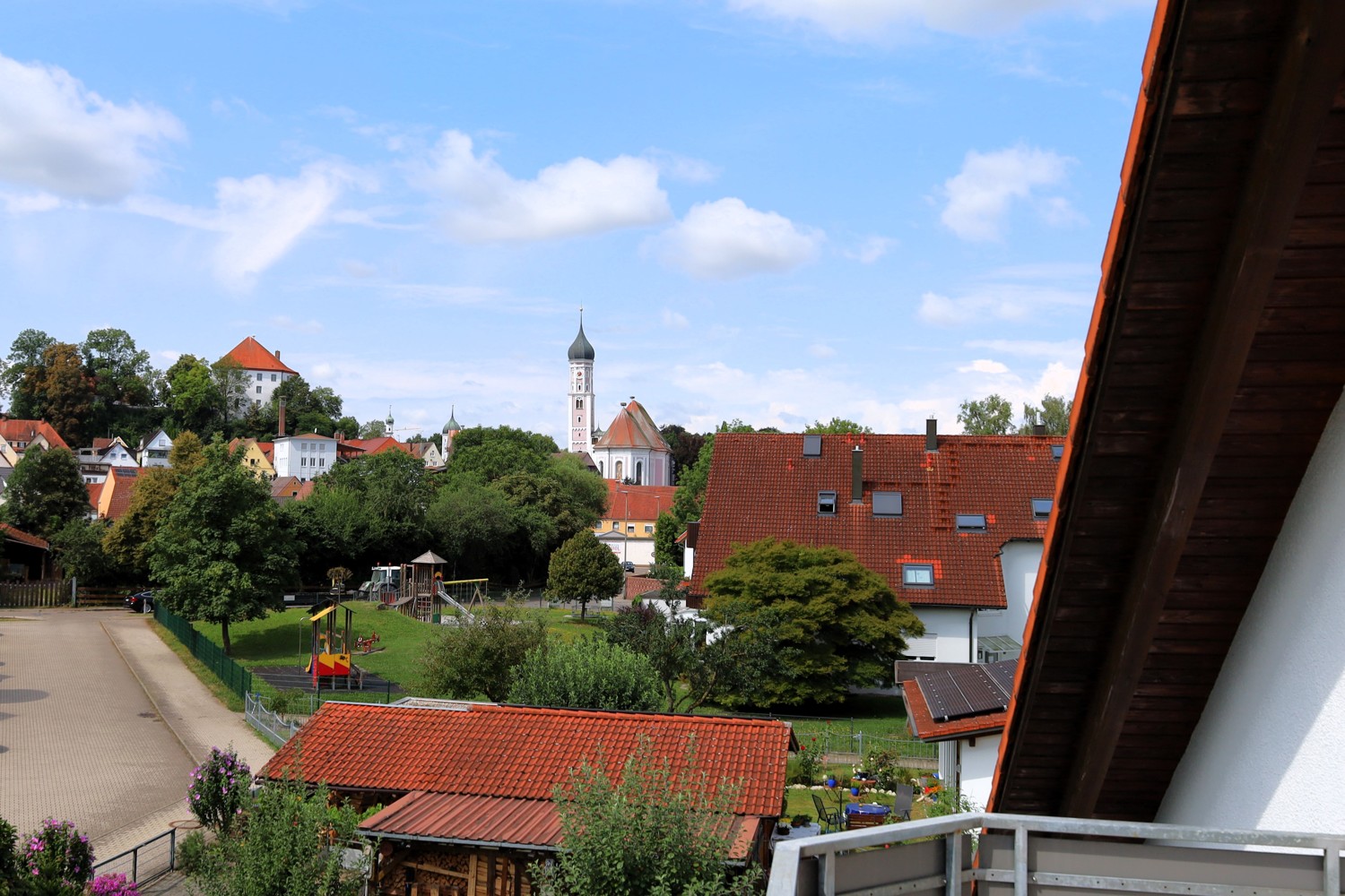 Großzügige Dachgeschosswohnung mit Balkon und Tiefgaragenstellplatz