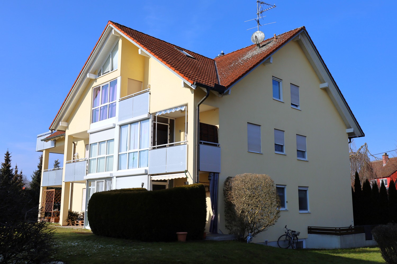 Lichtdurchflutete Zweizimmerwohnung mit Balkon und Garage