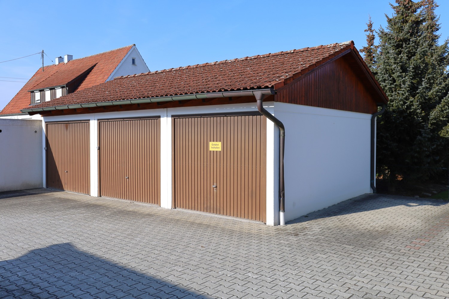 Lichtdurchflutete Zweizimmerwohnung mit Balkon und Garage