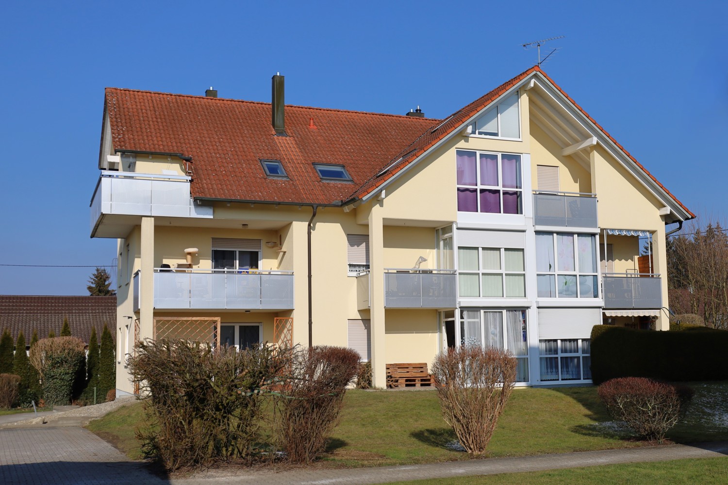 Lichtdurchflutete Zweizimmerwohnung mit Balkon und Garage