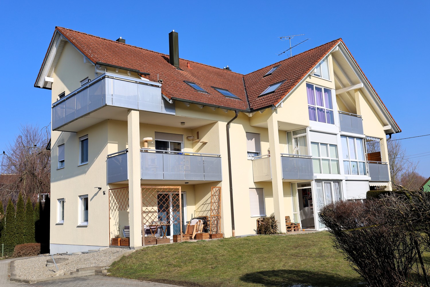 Lichtdurchflutete Zweizimmerwohnung mit Balkon und Garage