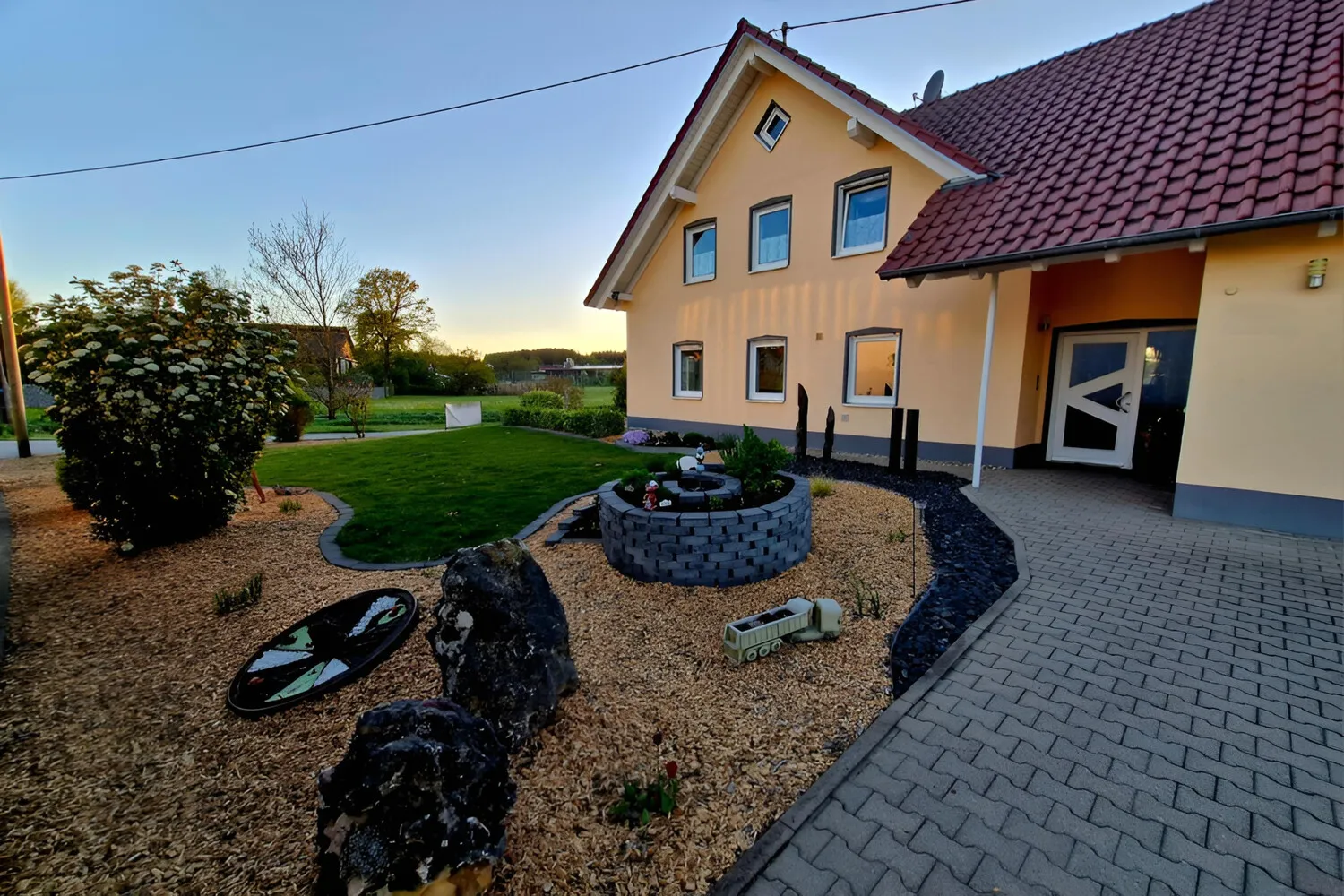 sorgfältig angelegter Garten