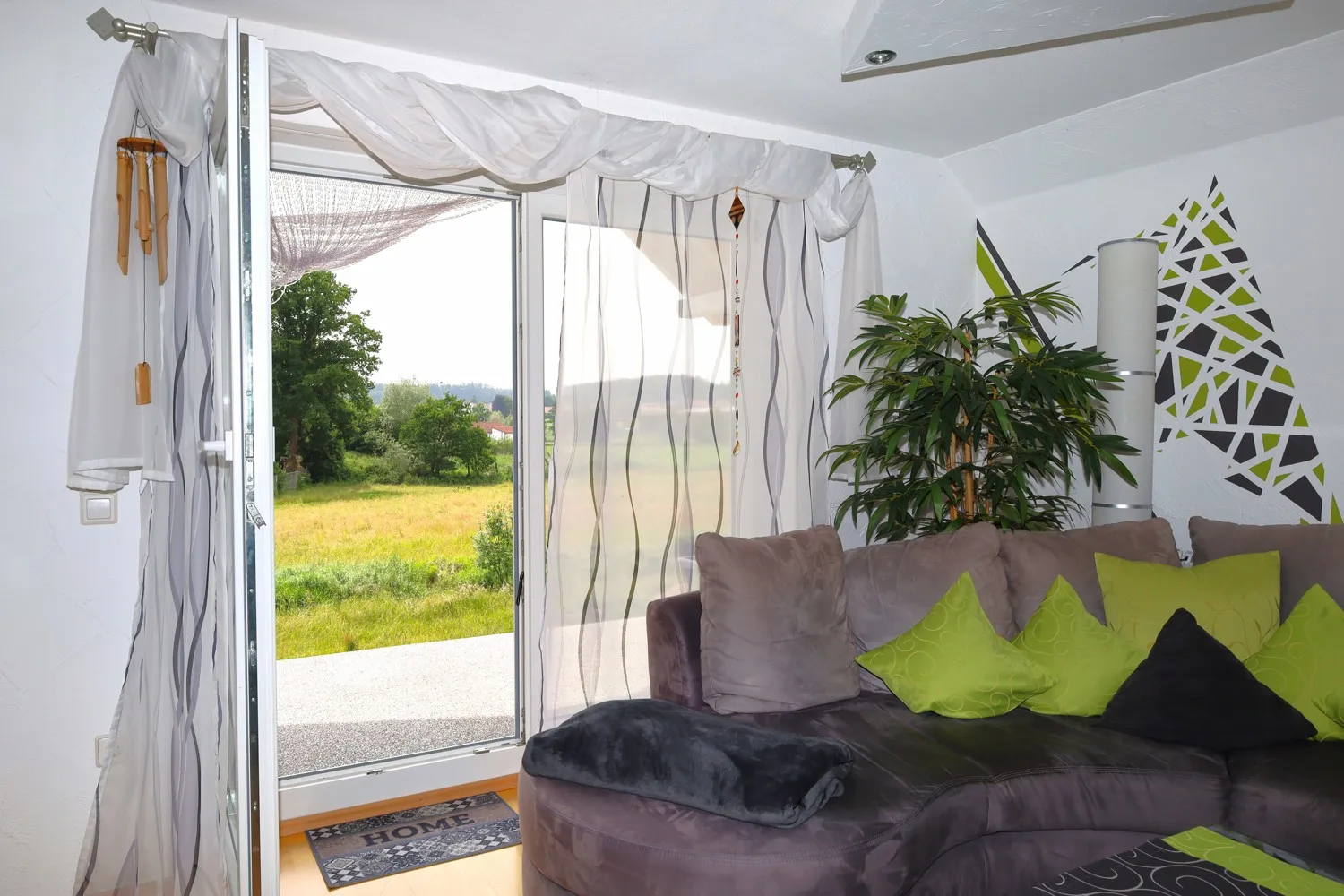 Wohnzimmer und Balkon