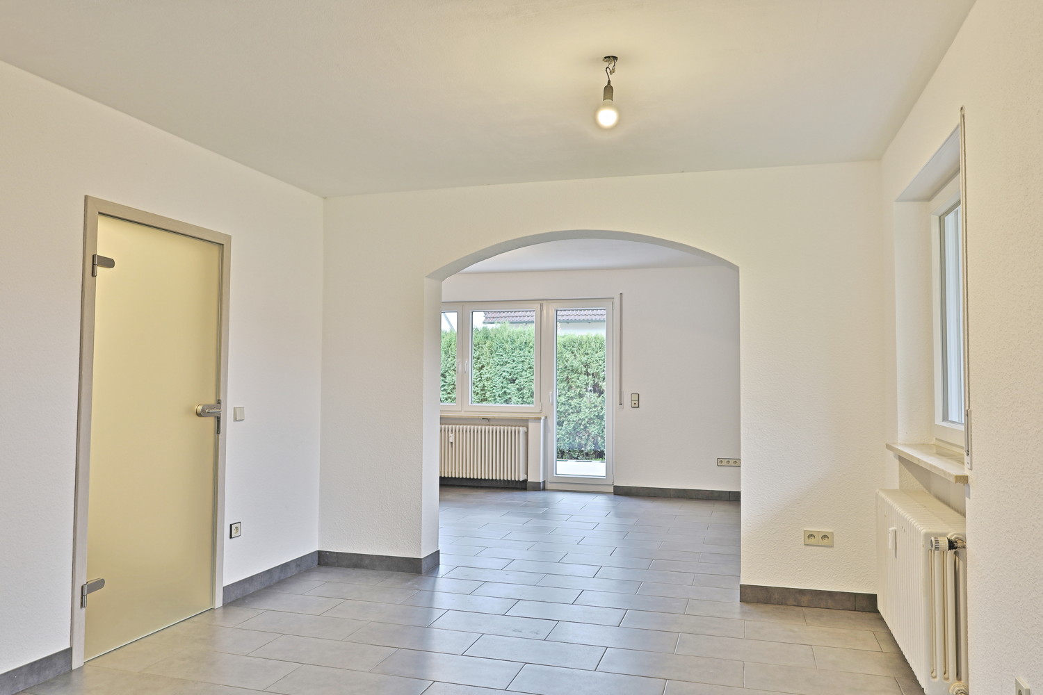 Erstbezug nach Top-Sanierung 
2,5 Zimmer mit Garten und Garage