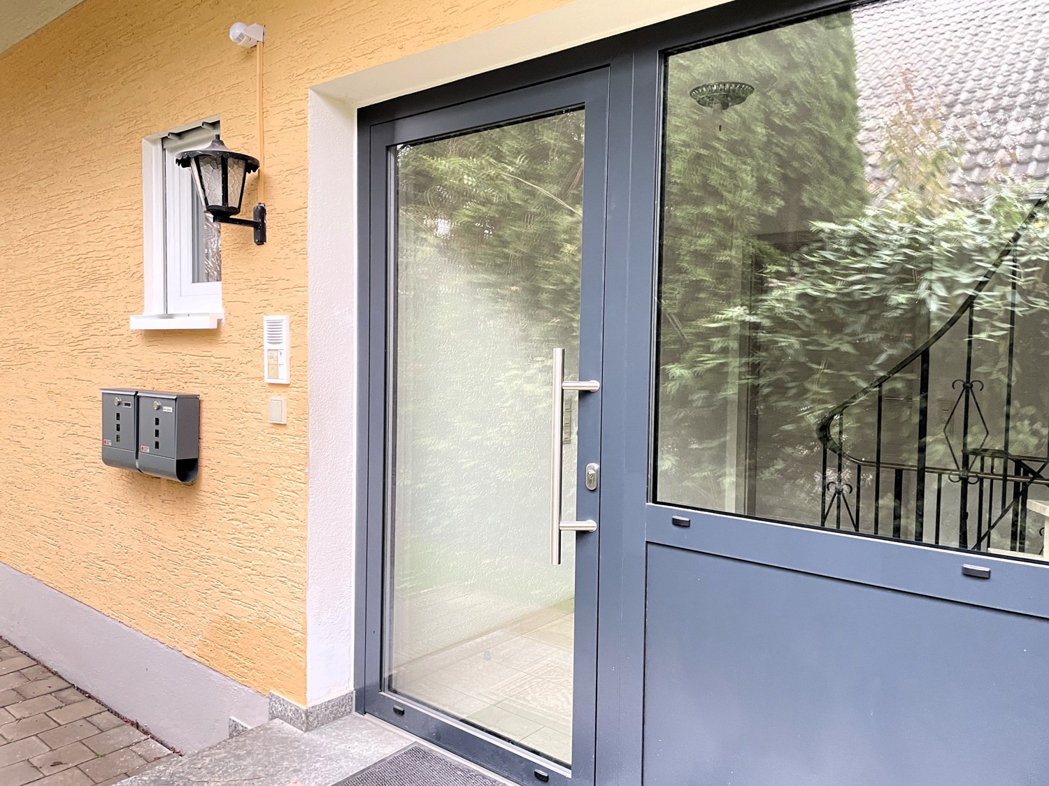 Erstbezug nach Top-Sanierung 
2,5 Zimmer mit Garten und Garage