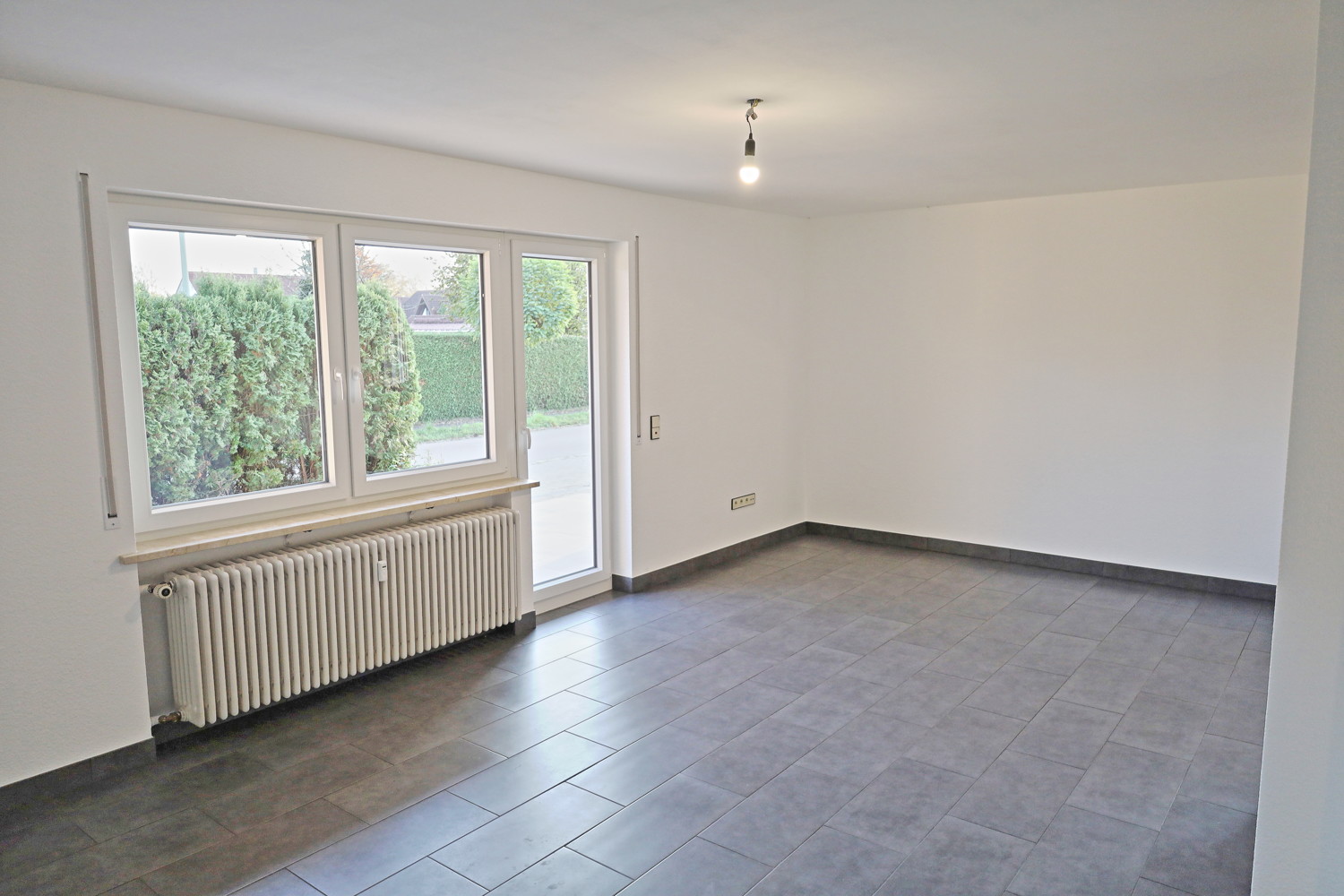 Erstbezug nach Top-Sanierung 
2,5 Zimmer mit Garten und Garage