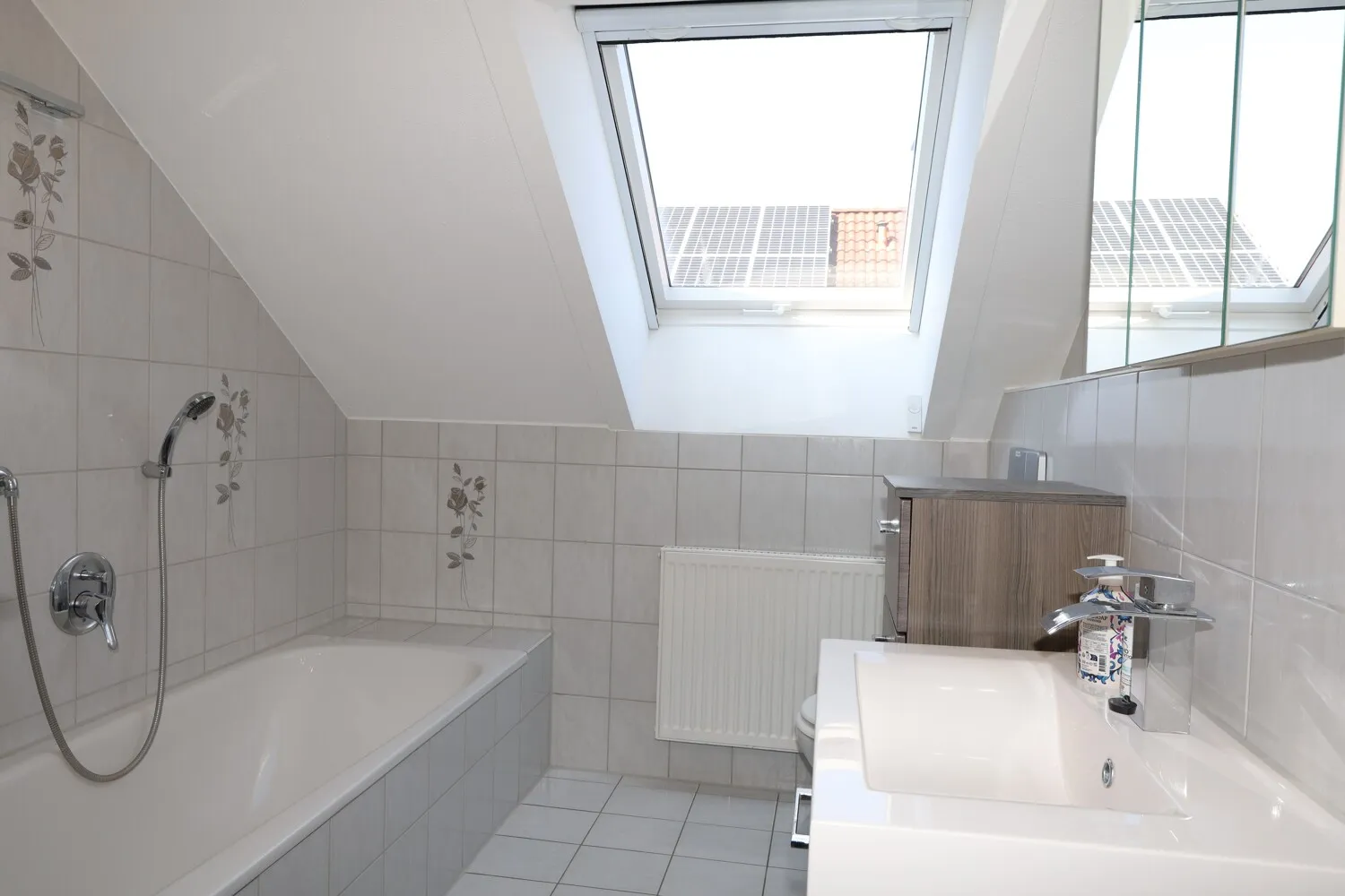 Badezimmer mit Fenster