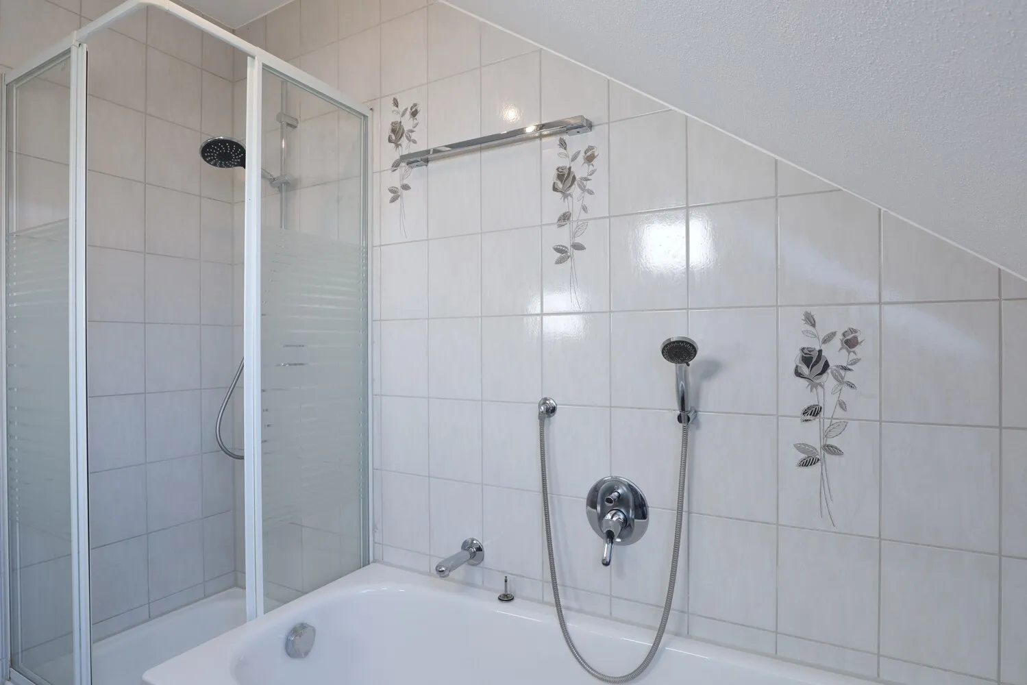 Badewanne und Dusche
