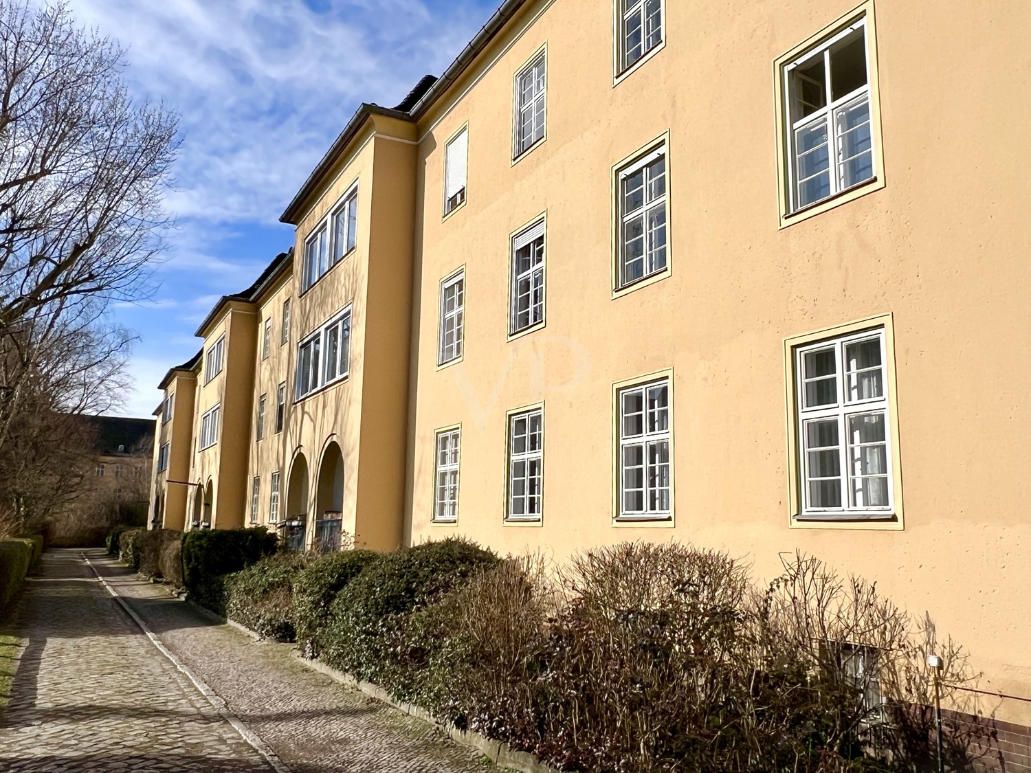 Ruhige Südseite mit Blick auf die Wohnung in der 1. Etage