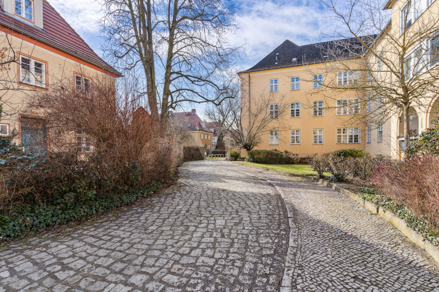 Lichtdurchflutete, vermietete Altbauwohnung in charmantem denkmalgeschützten Ensemble