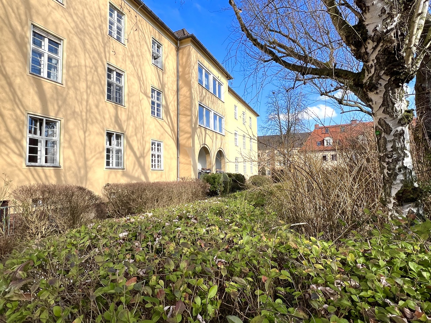 Gebäuderückseite mit Blick ins Grüne